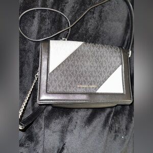 MICHAEL MICHAEL KORS
Jet Set Large Two-Tone Logo and Leather Crossbody Bag